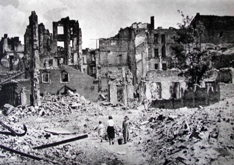 Ruiny Warszawy Reparacje wojenne od Niemiec. Nowy sondaż