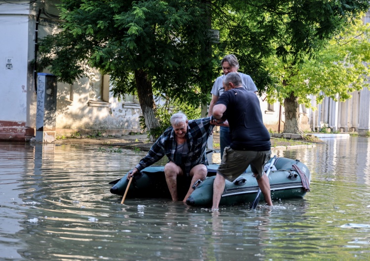 Tereny zalane po wysadzeniu tamy w Nowej Kachowce Grzegorz Kuczyński: Wysadzenie tamy w Nowej Kachowce można tłumaczyć na dwa sposoby