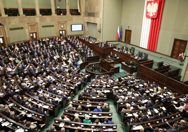  [najnowszy sondaż] Duża przewaga PiS nad rywalami, 5 partii w Sejmie. Tak chcą głosować Polacy