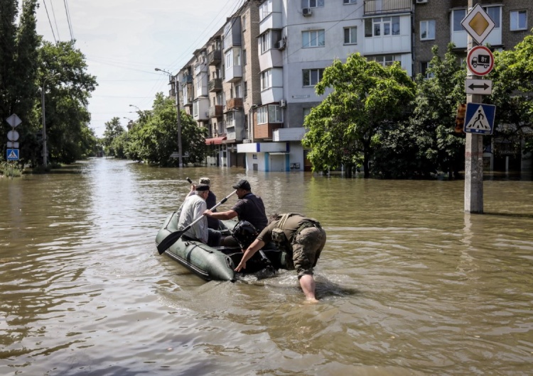 Ludzie poruszają się na łodzi po zalanych ulicach Chersonia, Ukraina, 07 czerwca 2023 r. Dramat mieszkańców terenów zalanych po wysadzeniu tamy. Wstrząsająca relacja Zełenskiego [FOTO, WIDEO]