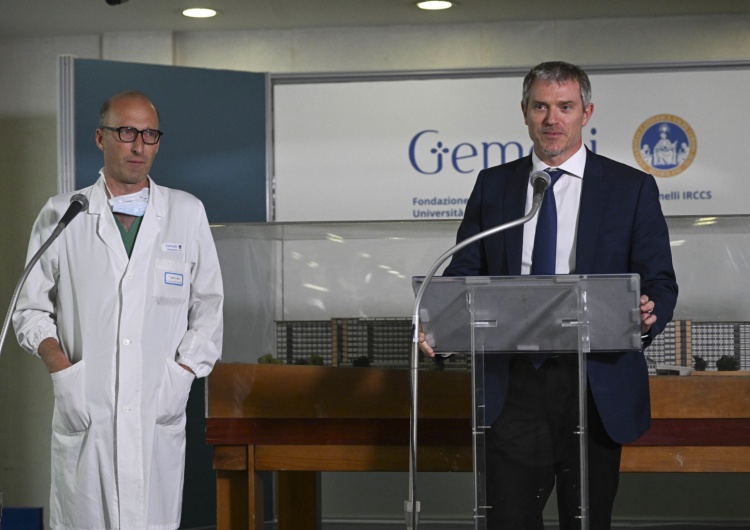 Od lewej: Sergio Alfieri, Matteo Bruni  Prof. Alfieri: Papież po operacji czuje się dobrze i już żartuje 