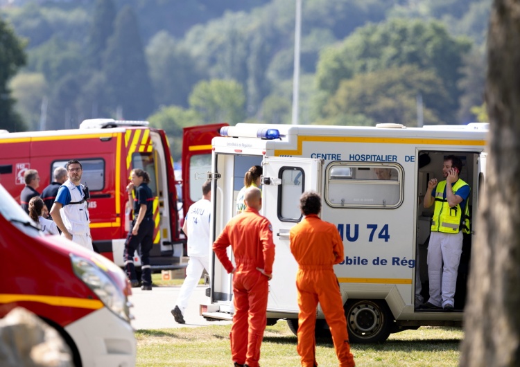 atak nożownika we Francji  Francja. Świadek ataku nożownika w Annecy: Dźgał dzieci nożem w spacerówkach