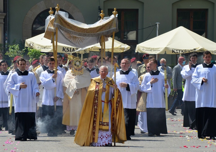 Procesja Bożego Ciała w Gnieźnie, abp Marek Jędraszewski Abp Jędraszewski: Na tę Jego miłość pragniemy odpowiadać naszą miłością i wiernością