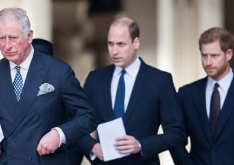 król Karol III, książę William i książę Harry Burza wokół Pałacu Buckingham. Zaskakujące słowa Williama po szokującym incydencie 