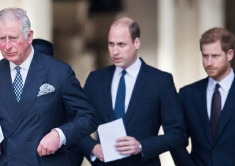 król Karol III, książę William i książę Harry Burza wokół Pałacu Buckingham. Zaskakujące słowa Williama po szokującym incydencie