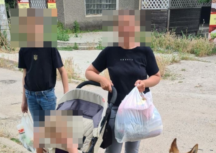 Kobieta z okolic Chersonia z dziećmi Katastrofa humanitarna po wysadzeniu tamy. Poprosiliśmy ratownika ochotnika o relację z okolic Chersonia