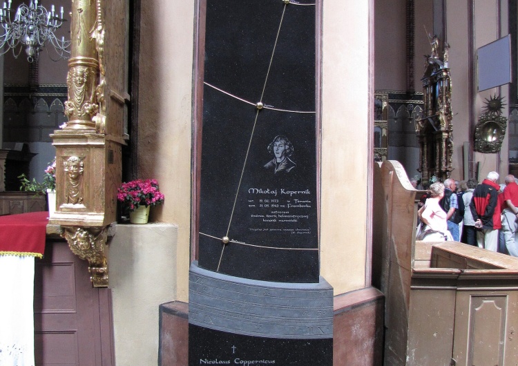 Katedra we Fromborku. Grób Mikołaja Kopernika Frombork: biskupi odprawili Mszę św. w intencji Mikołaja Kopernika i modlili się przy jego grobie