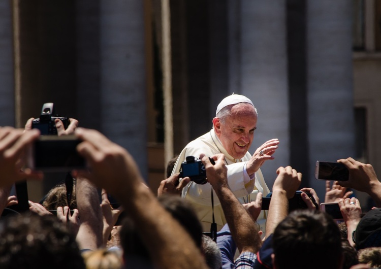 Papież Franciszek Franciszek: Rzeka ubóstwa płynie przez nasze miasta, aż występuje z brzegów; nie odwracaj twarzy od biedaka