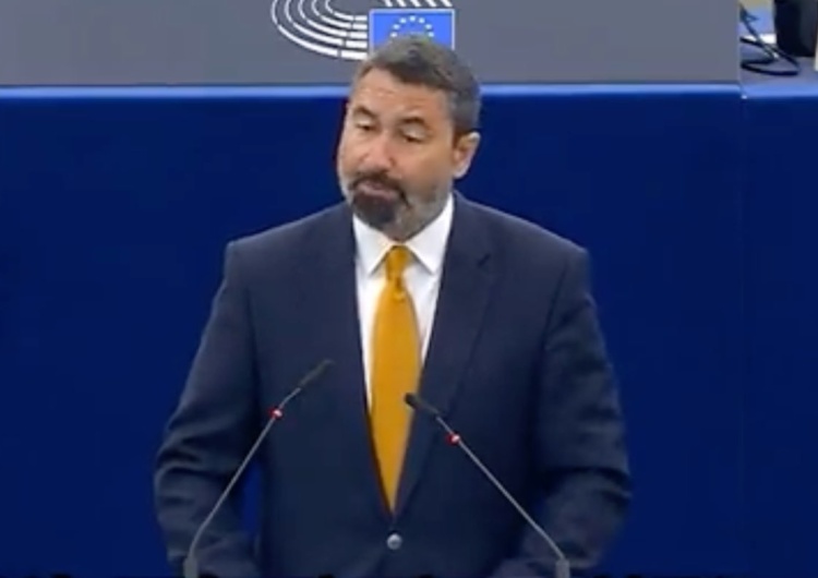 Balázs Hidvéghi Węgierski europoseł ostro w PE: „Sprzeciwiam się ciągłym atakom na Polskę!”
