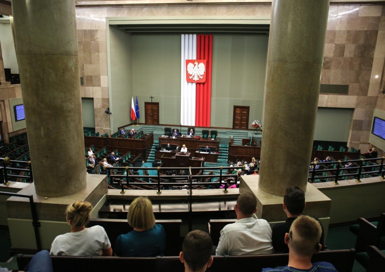 Obrady Sejmu RP Sejm przyjął uchwałę wyrażającą sprzeciw wobec unijnego mechanizmu relokacji nielegalnych migrantów. Posłowie KO nie głosowali
