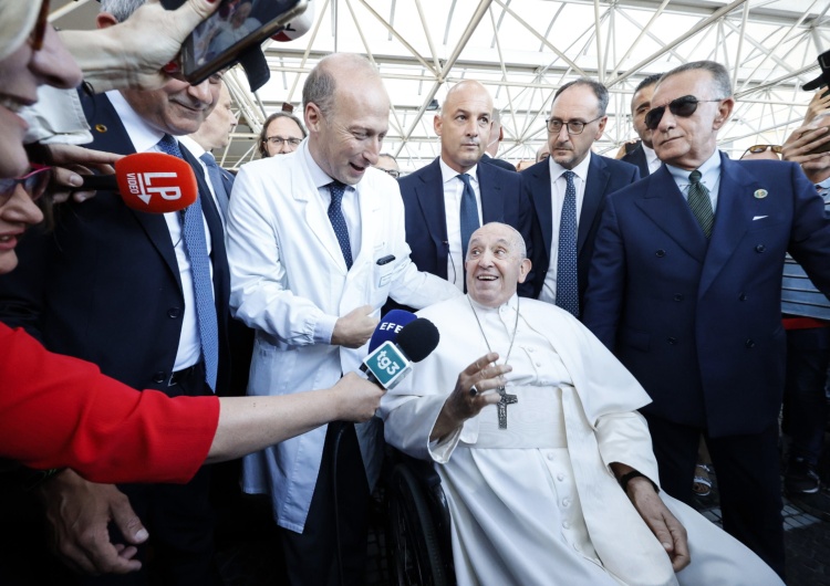 Papież Franciszek i Sergio Alfieri Papież opuścił klinikę Gemelli i powrócił do Watykanu