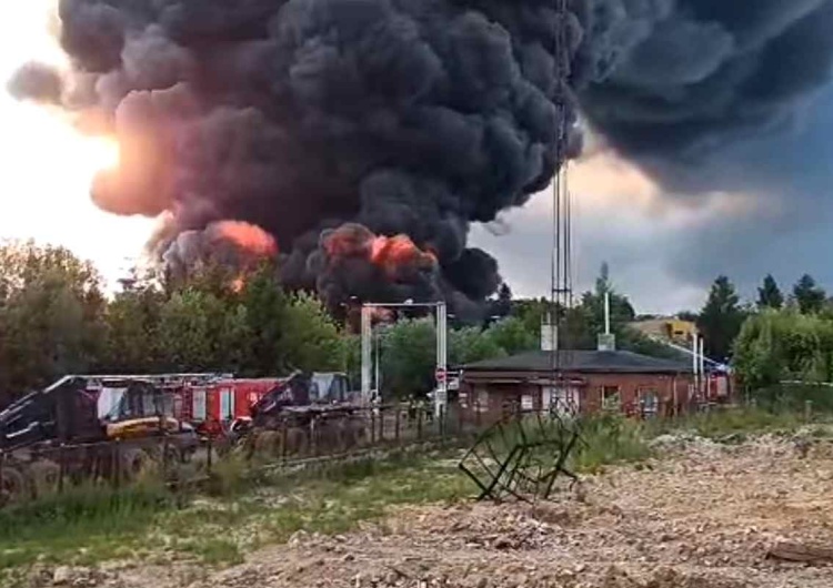 Pożar w zakładzie opon Wielki pożar na Dolnym Śląsku. Czarny dym z wielu kilometrów