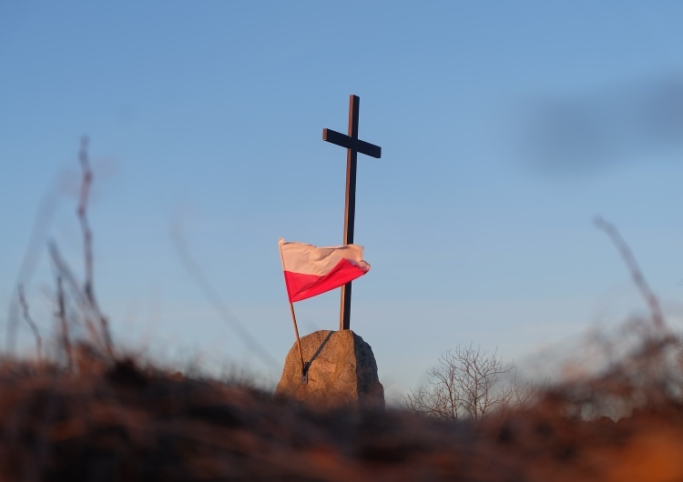 Polska flaga Szef ukraińskiego IPN stawia Polsce warunki w zakresie ekshumacji ofiar Wołynia