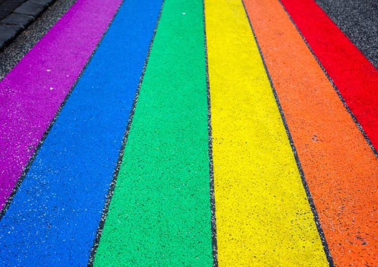 Ulica w kolorach flagi LGBT Awantura wokół nowej wersji flagi „dumy LGBT” [FOTO]