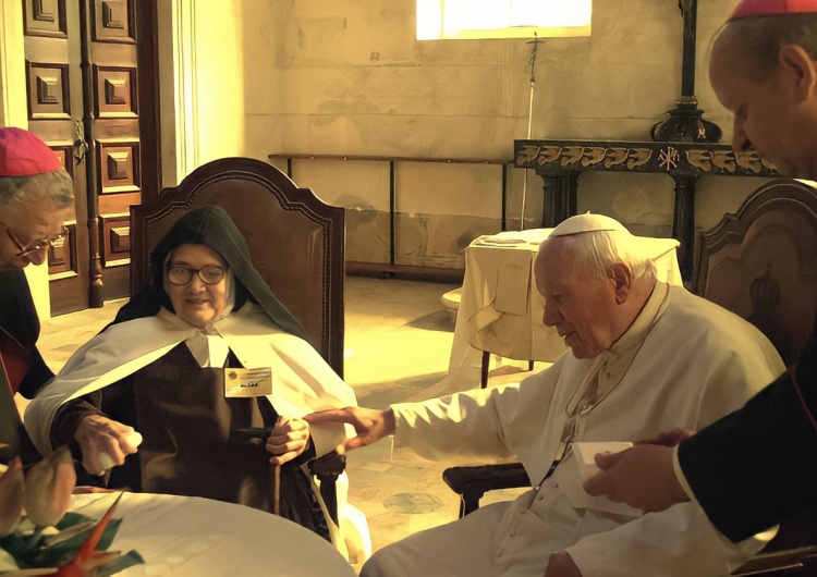 Siostra Lucia dos Santos z papieżem Janem Pawłem II w Fatimie Ogłoszono dekret o heroiczności cnót s. Łucji z Fatimy