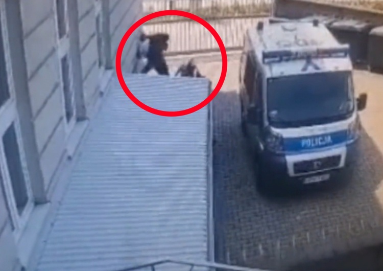  Pobił policjantów i uciekł z konwoju! Opublikowano nagranie [WIDEO]