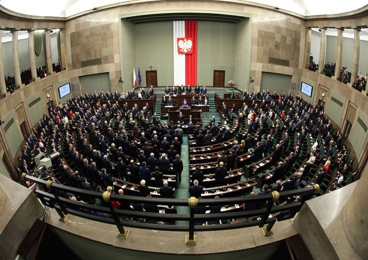 Sejm Nowy sondaż wyborczy: KO zmniejsza dystans do PiS 