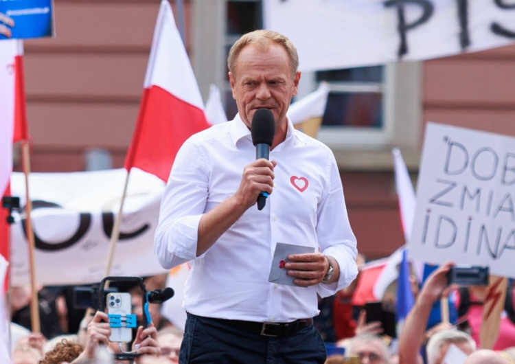 Donald Tusk we Wrocławiu Legendarny przebój na wiecu Donalda Tuska. Twórca oburzony