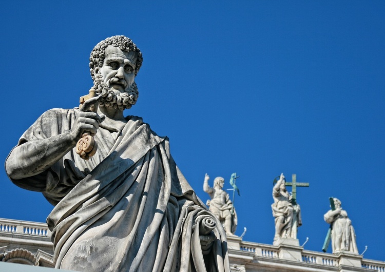 Statua św. Piotra, pl. Świętego Piotra, Watykan Rada Kardynałów zakończyła dwudniowe obrady. Jakie tematy były przedmiotem rozmów?