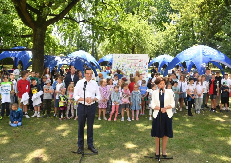 Mateusz Morawiecki i Marlena Maląg Maląg: Projekt wprowadzający 800+ zostanie przyjęty jeszcze w tej kadencji parlamentu
