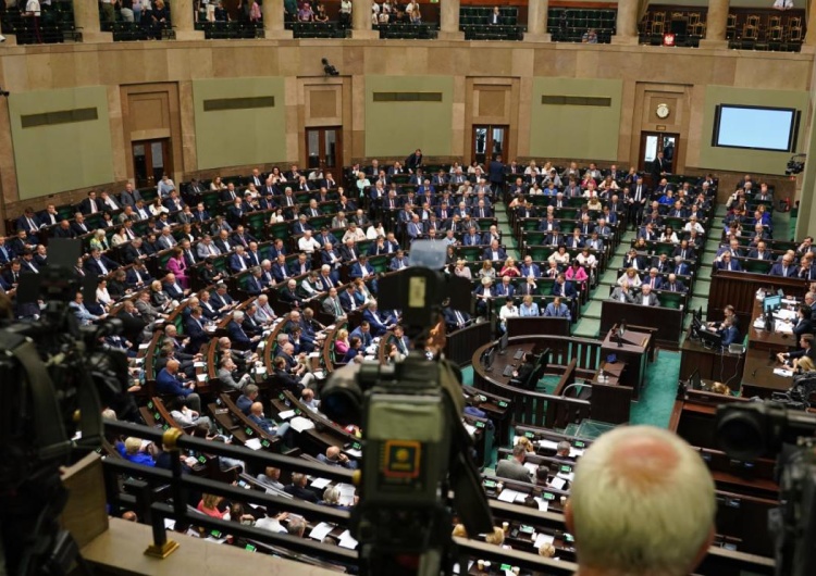 Obrady Sejmu RP Najnowszy sondaż. Spadki największych, Konfederacja mocno w górę