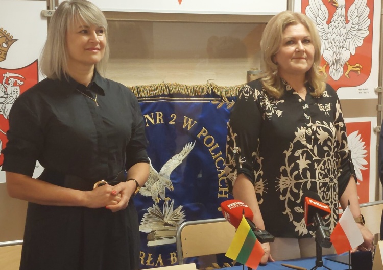 Dyrektorki Gimnazjum im. Longina Komołowskiego w Połukniu – Renata Krasowska i SP nr 5 w Policach – Barbara Fijołek Solidarność przy podpisaniu porozumienia pomiędzy szkołami w Połukniu i w Policach