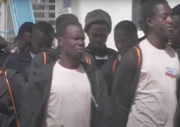 Migranci w Lampedusie Fala migrantów z Afryki przybywa do Włoch. Ponad 800 w ciągu niespełna doby