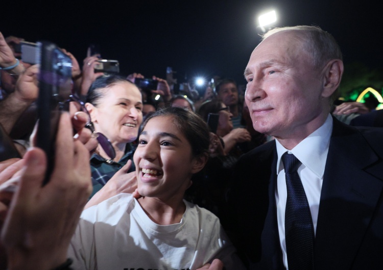Władimir Putin Zaskakujące zachowanie Putina w tłumie. Wszystko się nagrało