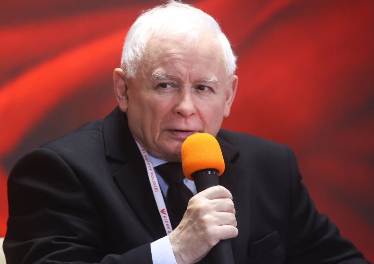 Jarosław Kaczyński Kaczyński zakpił z Tuska. „Okazuje się, że przeżył w nocy przemianę…” [WIDEO]