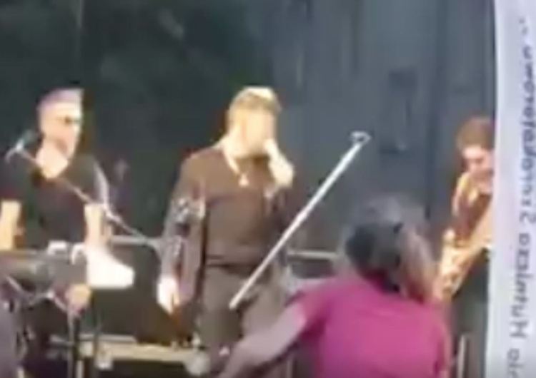 Nagranie z Włodawy Zenek Martyniuk zaatakowany podczas koncertu. Gwiazdor disco polo w szoku [WIDEO]