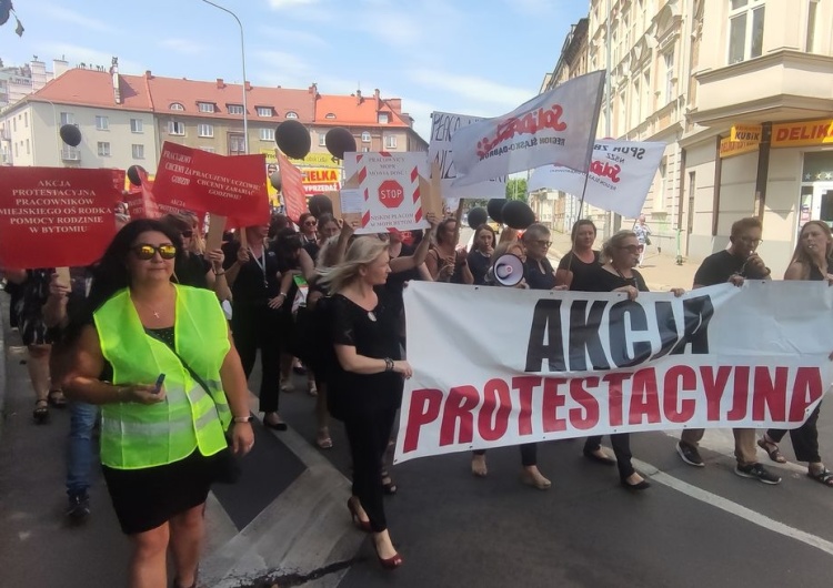 Demonstracja pracowników MOPR-u w Bytomiu Demonstrowali zrzeszeni w „S” pracownicy MOPR-u w Bytomiu