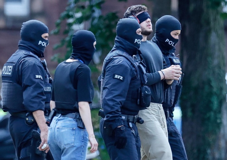 Funkcjonariusze niemieckiej policji eskortują podejrzanego o terroryzm Planowali serię zamachów. Zatrzymania w Niemczech