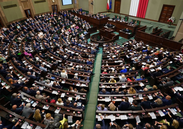 Obrady Sejmu RP Z. Kuźmiuk: Realizacja kolejnej zapowiedzi programowej PiS. Sejm przyjmie dziś 800 plus