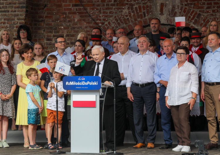 Jarosław Kaczyński w Pułtusku Kaczyński o wadze referendum ws. migrantów: Odnosi się do losów Polski i Polaków