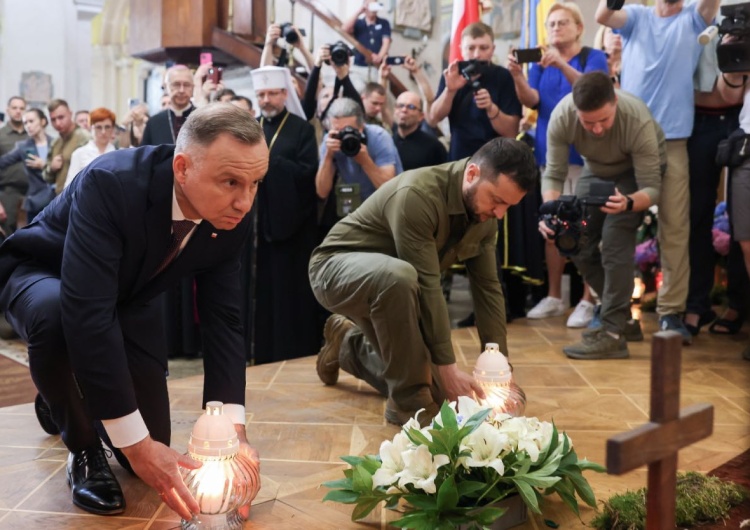 Prezydenci, Polski Andrzej Duda i Ukrainy Wołodymyr Zełenski w katedrze śś. Apostołów Piotra i Pawła w Łucku Andrzej Duda opuścił katedrę na Ukrainie. Tłum skandował [WIDEO]