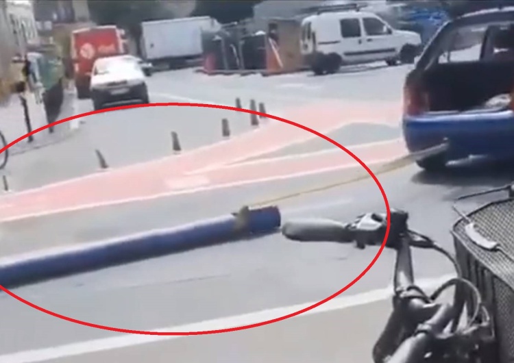 Centrum Poznania Tak się remontuje w Poznaniu. Osobówka w centrum miasta ciągnie po asfalcie gigantyczną rurę [WIDEO]