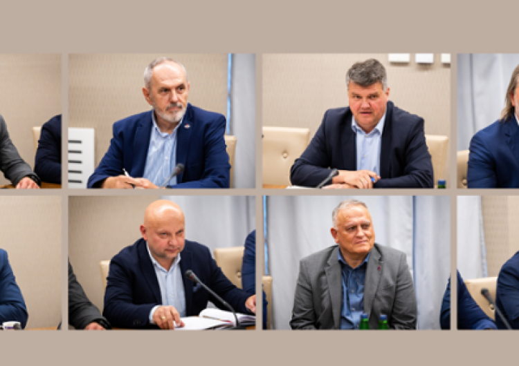 Uczestnicy spotkania z wiceszefem MSWiA Maciejem Wąsikiem Związkowcy z „S” spotkali się z wiceszefem MSWiA