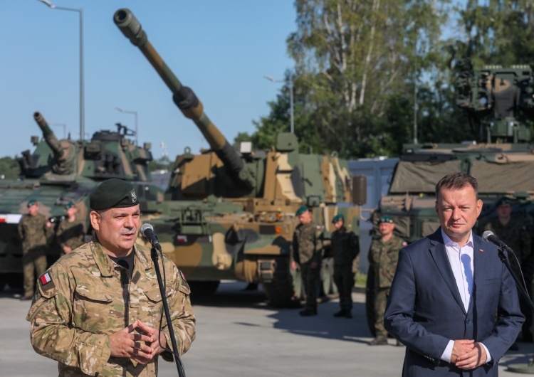 gen. Wiesław Kukuła i Mariusz Błaszczak Brytyjski dziennik: Polska szybko się zbroi i staje się coraz bardziej asertywna