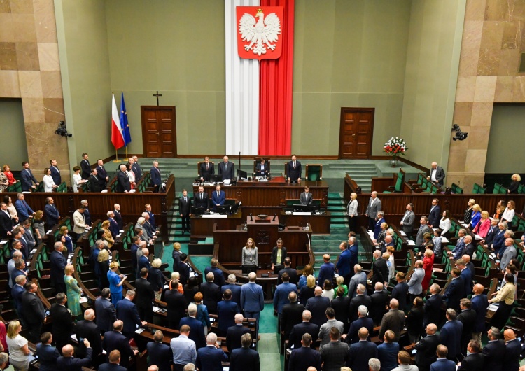 Obrady Sejmu RP Najwięksi tracą, rekordowy wynik Konfederacji. Zobacz najnowszy sondaż