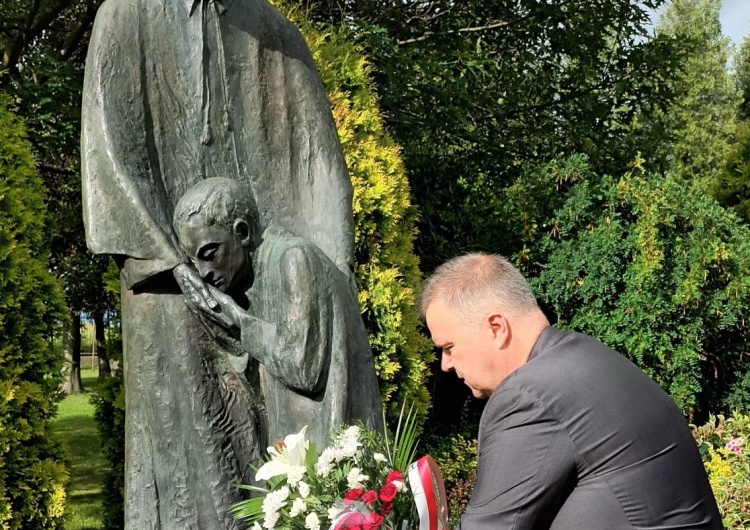 Składanie kwiatów przy pomniku ks. Bronisława Markiewicza Podkarpacka Solidarność pamięta  o swoim Patronie