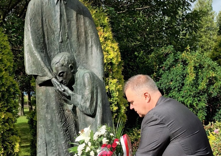 Składanie kwiatów przy pomniku ks. Bronisława Markiewicza Podkarpacka Solidarność pamięta o swoim Patronie