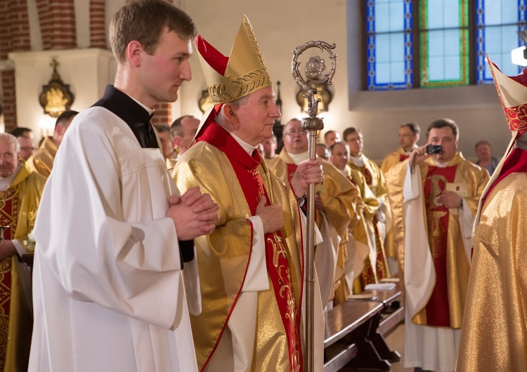 kard. Pietro Parolin Kard. Parolin: Biskup oddaje życie za swoją trzodę i nie ucieka przed wilkami