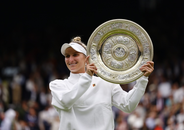 Marketa Vondrousova Czeszka mistrzynią Wimbledonu. Prawdziwa sensacja w finale 