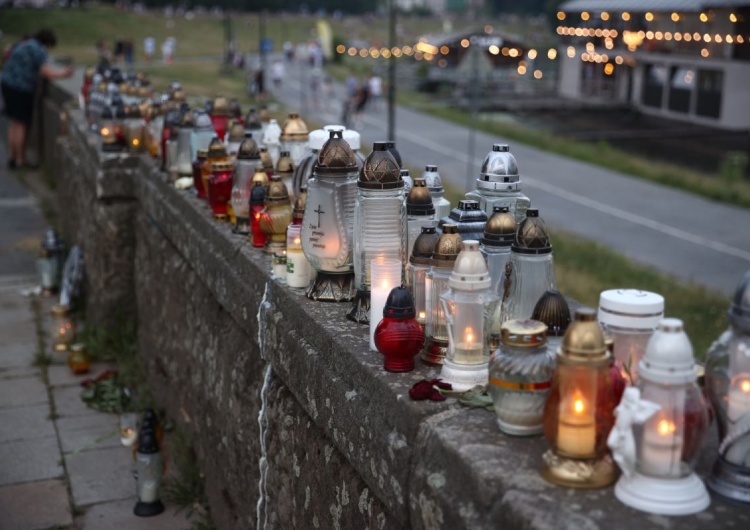 Kraków, 16.07.2023. Znicze w miejscu wypadku przy moście Dębnickim w Krakowie Makabryczny wypadek w Krakowie. Nowe informacje