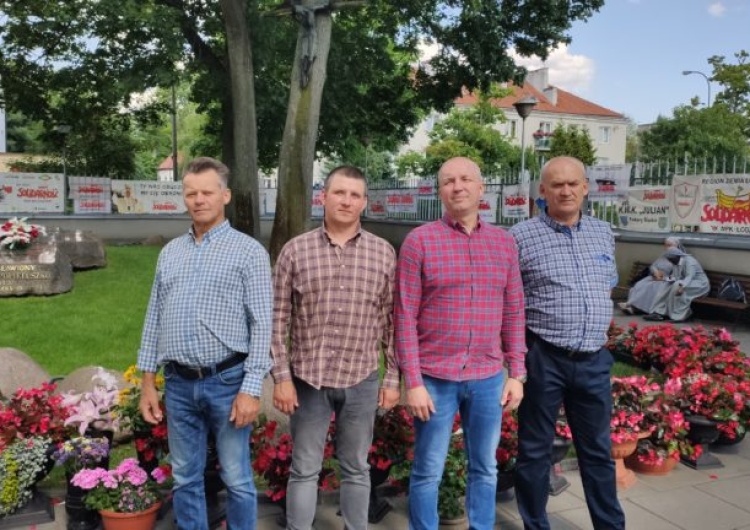 Uczestnicy warty: Stanisław Grzywacz, Artur Stefański. Piotr Jakubiec, Marian Ożóg WSK „PZL-Rzeszów” przy grobie Patrona Solidarności