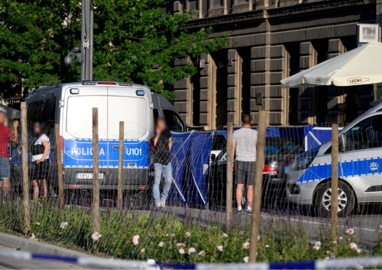 Poznań, 16.07.2023. Policja na miejscu strzelaniny w okolicy jednego z hoteli przy ulicy Święty Marcin w Poznaniu Strzelanina w centrum Poznania. Są wstępne wyniki sekcji zwłok