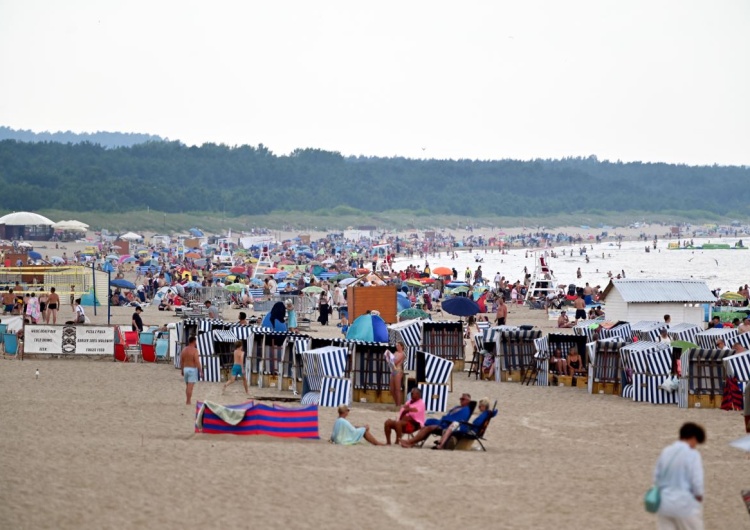 26.06.2022. Plażowicze wypoczywający nad Bałtykiem w pierwszy wakacyjny weekend w Świnoujściu Tusk zaniepokojony stanem polskiej turystyki. Niemieckie media zaniepokojone jej sukcesem