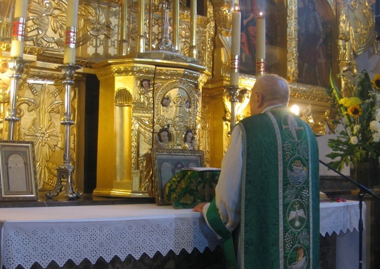 Msza święta Pijana wtargnęła do kościoła, popchnęła kościelnego i wyrwała księdzu mikrofon. Dostanie 3 lata?