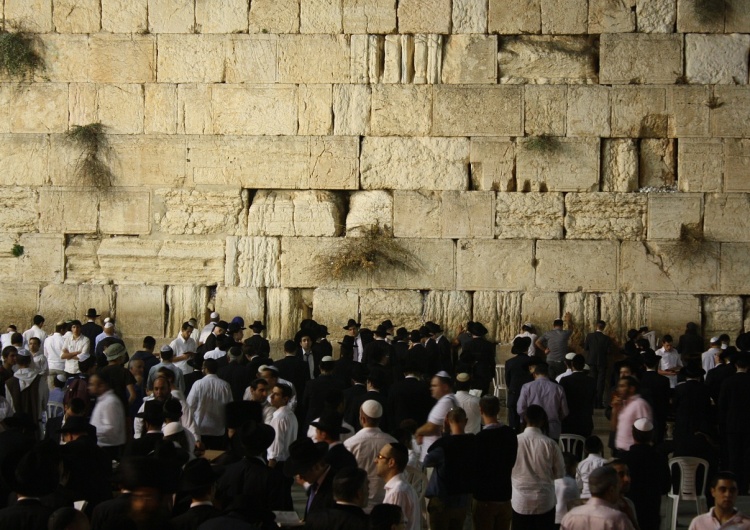 Ściana Płaczu, Jerozolima Jerozolima: Opat benedyktynów odmówił zasłonięcia swego krzyża pektoralnego przy Ścianie Płaczu
