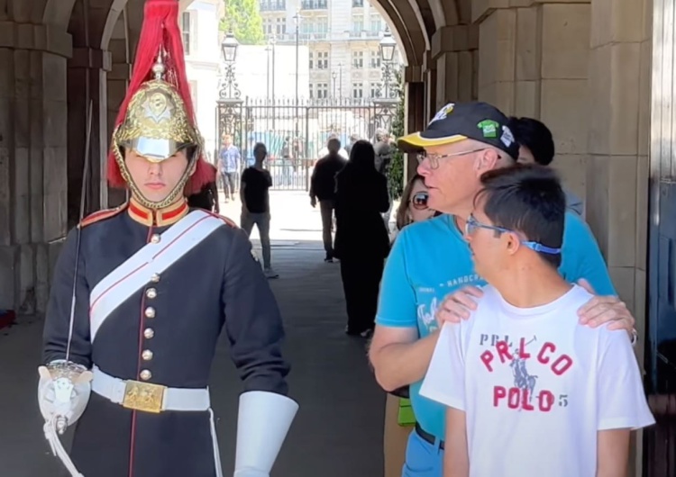 Nagranie podbija sieć Królewski Gwardzista stojący przed Pałacem Buckingham złamał protokół. Wzruszający moment [WIDEO]